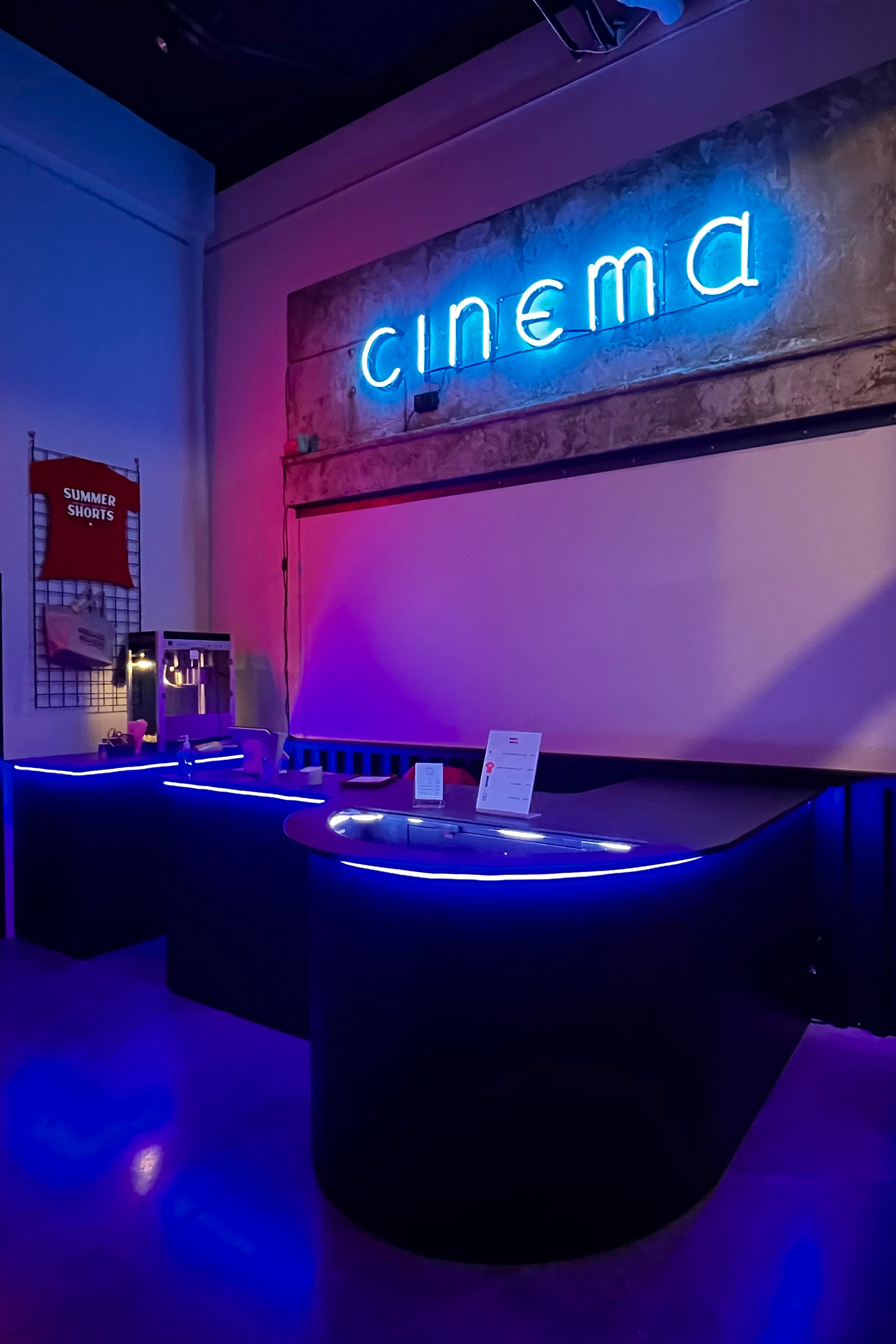 1-Lobby_Bar-image-(1000x1500px)-credit_JJ_Kandel