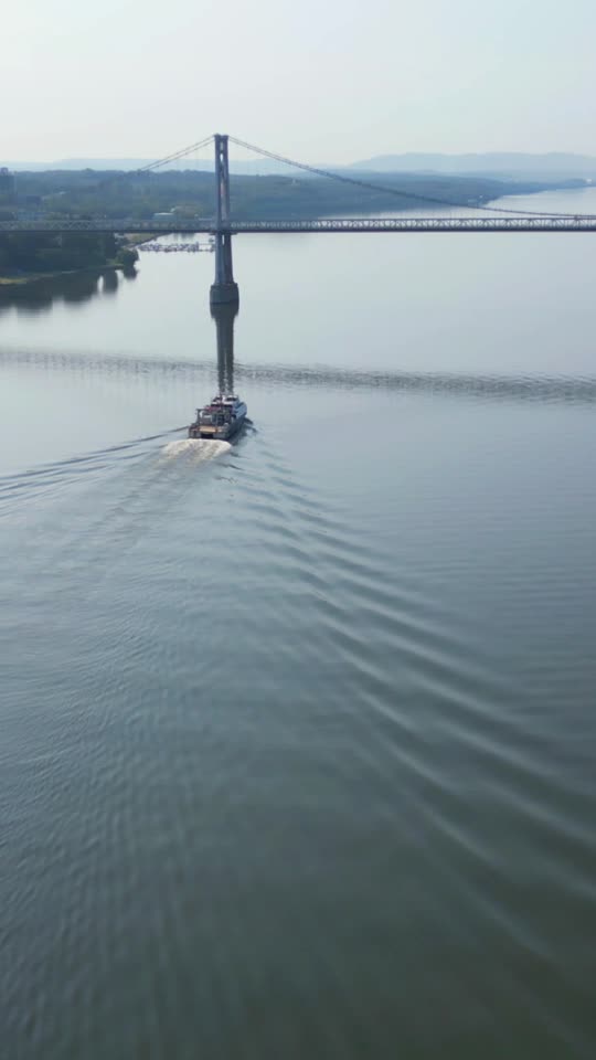A boat and Poughkeepsie from the river (vert)