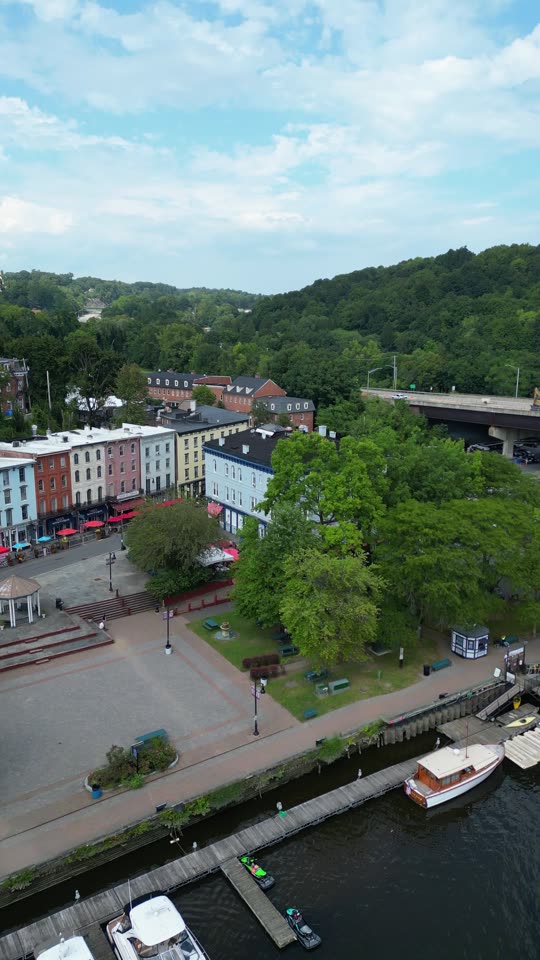 Descending towards the Kingston waterfront (vert)