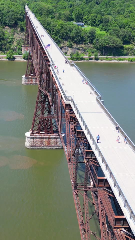 Flying alongside the Walkway (vert)