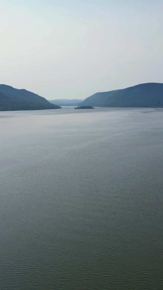 Flying and rising from Newburgh towards Bannermans Castle (vert)