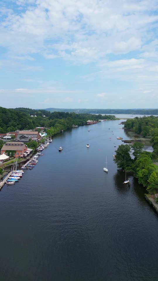 Flying down the Esopus towards the Hudson (vert)