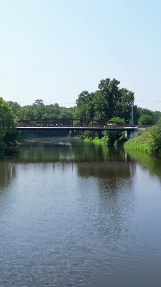 Flying down the Wallkill river and pivoting up towards the Shawangunk ridge (Vert)