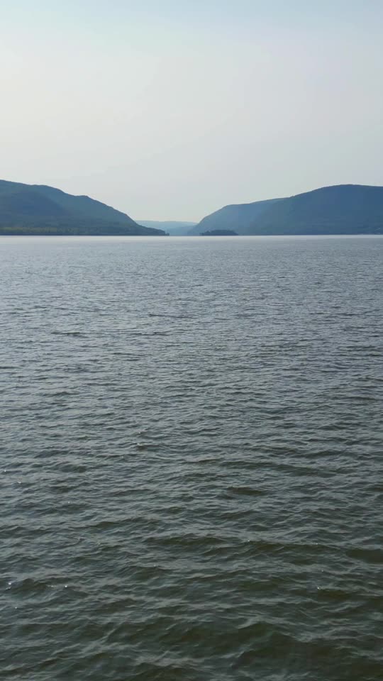 Flying low over the Hudson towards Bannermans Castle from Newburgh (vert)