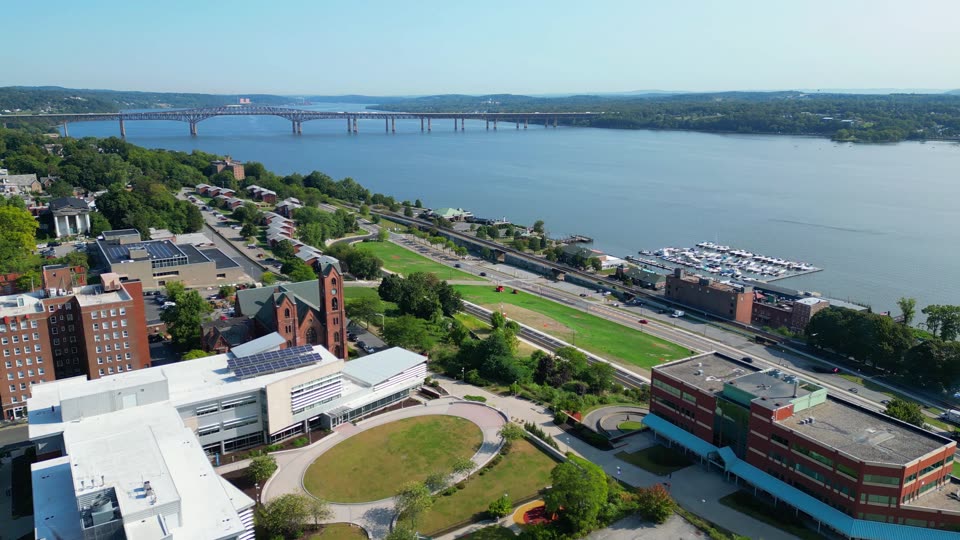 Flying over Newburgh towards the bridge