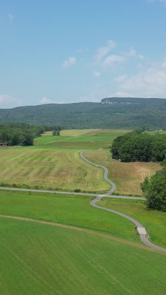 Flying over the fields towards the Shawangunk Ridge (Vert)