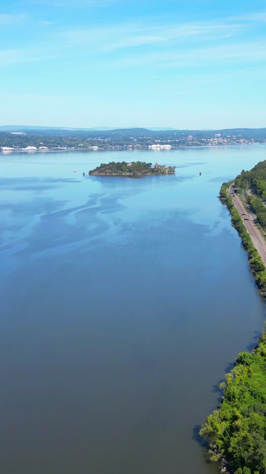 Flying perpendicular to Bannermans Castle from Breakneck (vert)