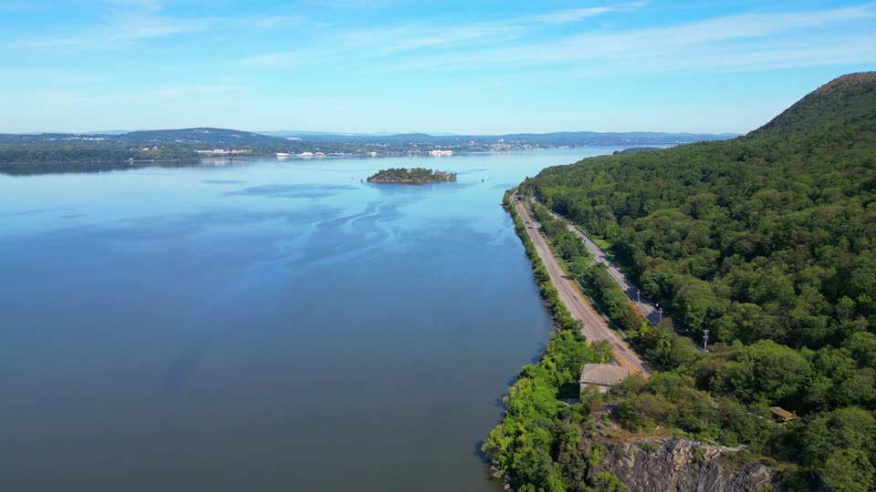 Flying perpendicular to Bannermans Castle from Breakneck