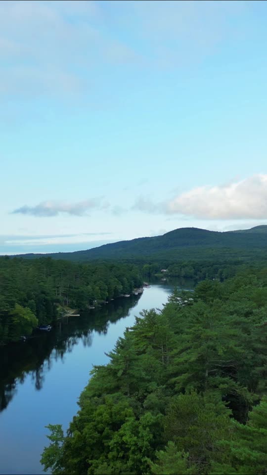 Flying perpendicular to the upper Hudson (vert)