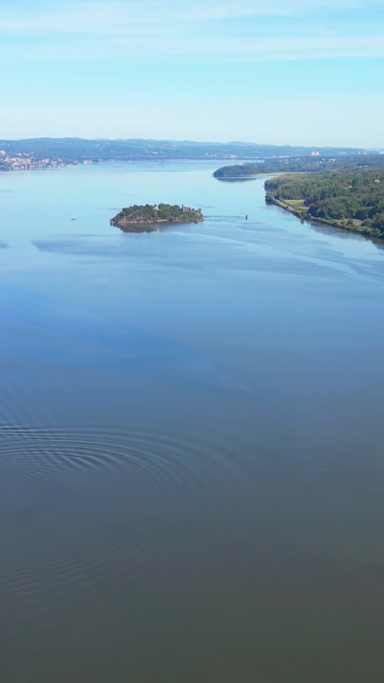 Flying slowly upriver towards Bannermans Castle (vert)