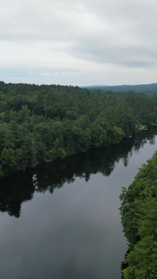 Flying south over the upper Hudson (vert)