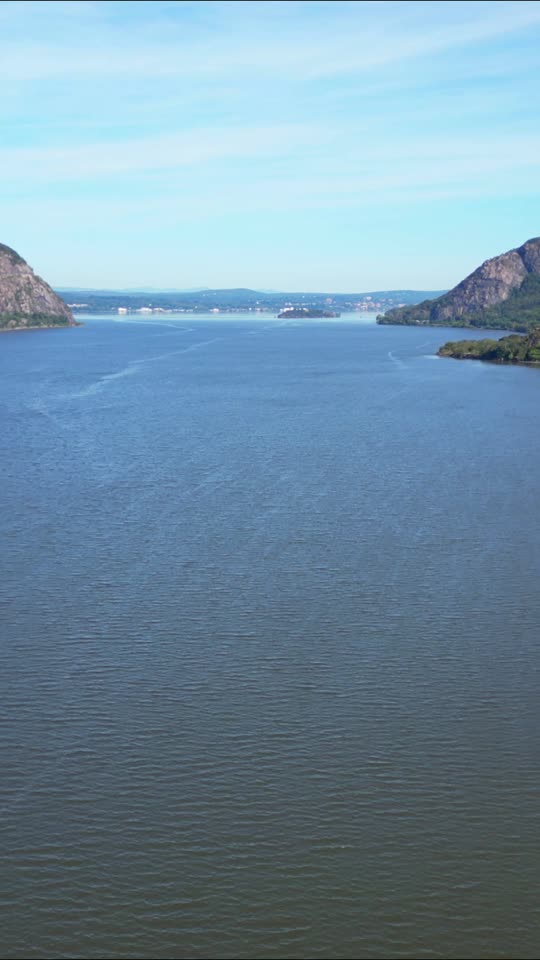Flying upriver from near Cold Spring (vert)