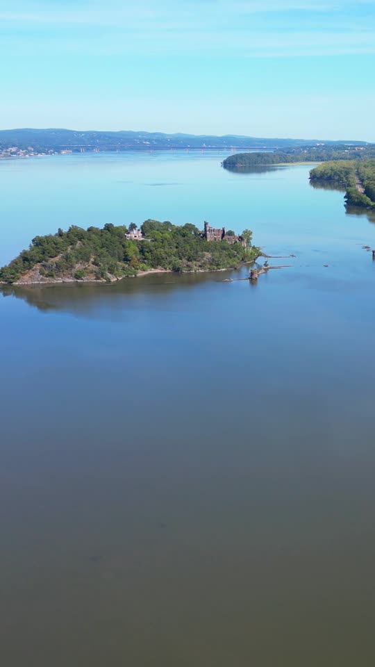 Flying upriver towards Bannermans Castle (vert)