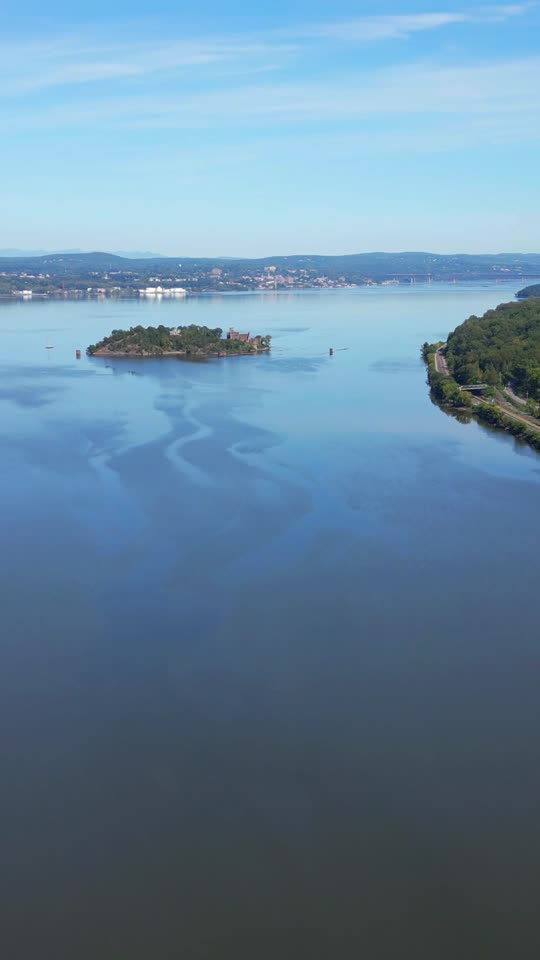 Flying upriver towards Bannermans Castle 2 (vert)