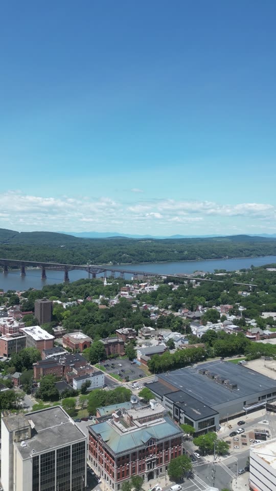 Looking up-river from downtown Poughkeepsie (vert)