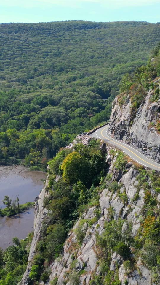 Mountain road near New Windsor (vert)
