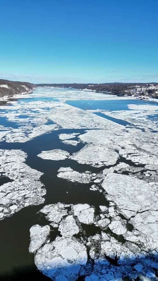 North over the Hudson in Winter (vert)