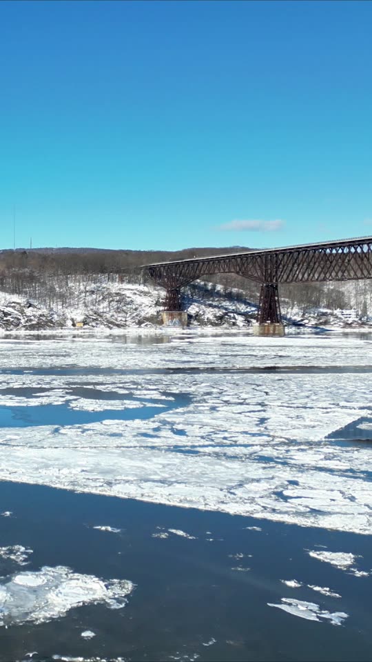 Over the icy Hudson towards the Walkway (vert)