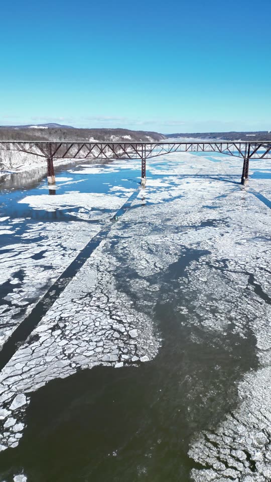 Over the icy Hudson towards the Walkway 2 (vert)