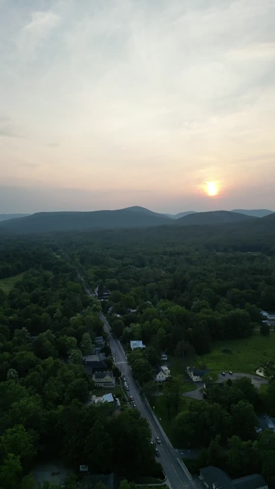 Over the mountains in Woodstock (vert)