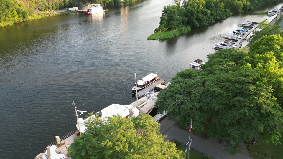 Pulling back from boat on the Rondout