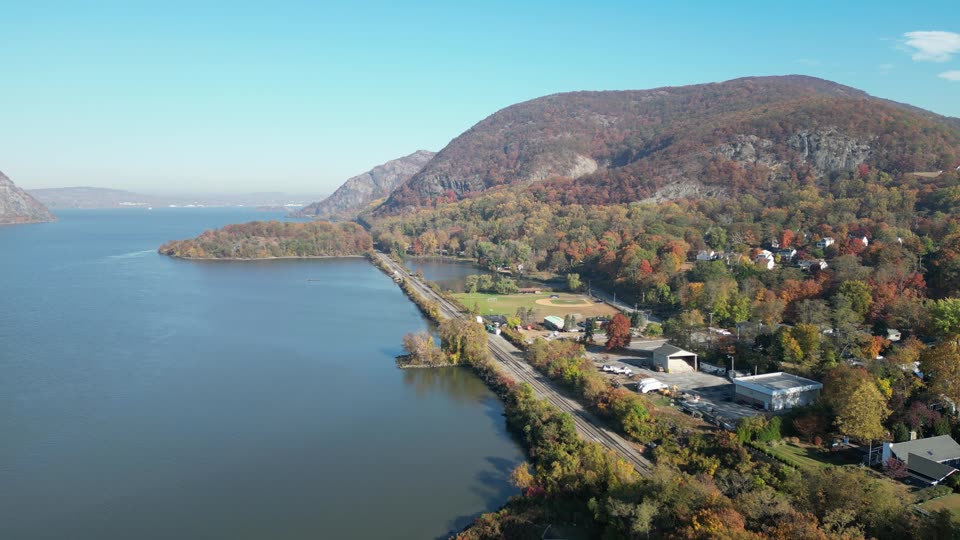 Pull back over downtown Cold Spring