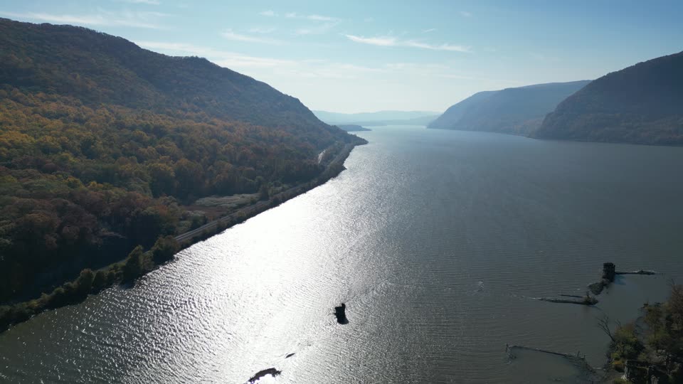 Pulling back near Bannermans Castle looking towards Breakneck