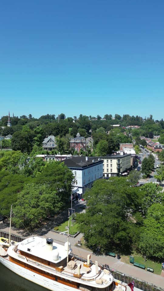Rising up above the Rondout (vert)