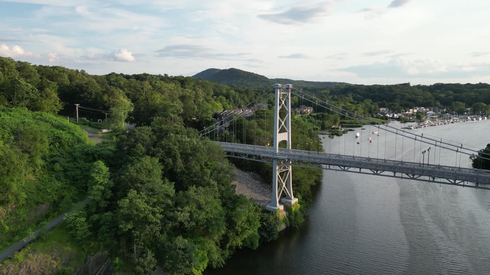 Towards the Wurts Street Bridge