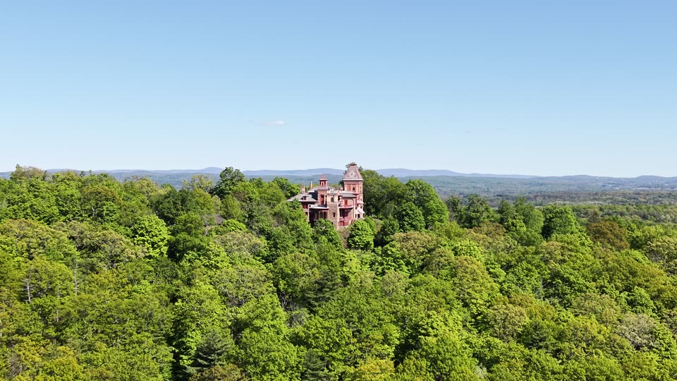 Zoomed orbit of Olana near Hudson